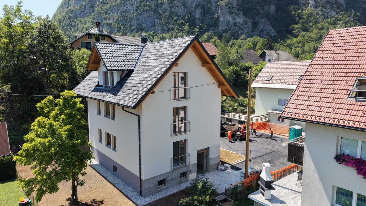 Večstanovanjski objekt v Mojstrani